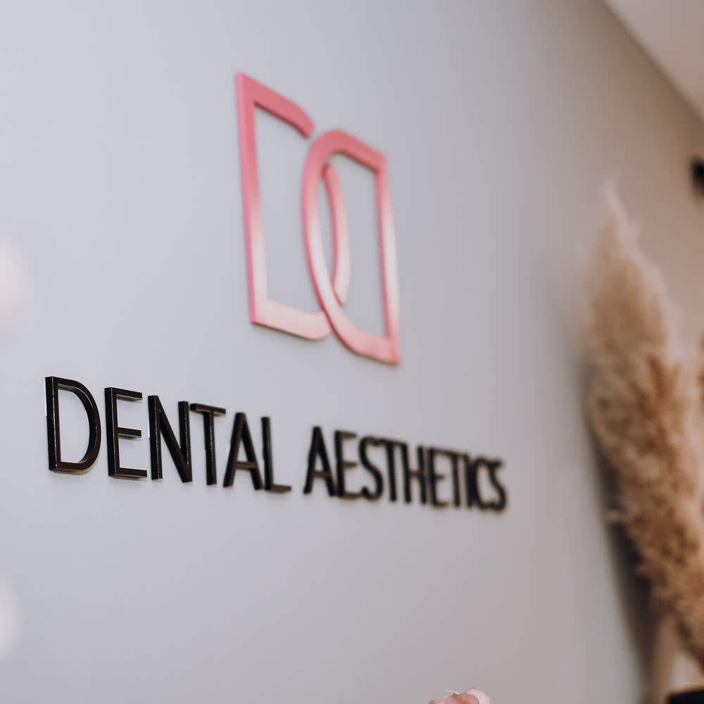 Logo von Dental Aesthetics an einer Wand der Praxis
