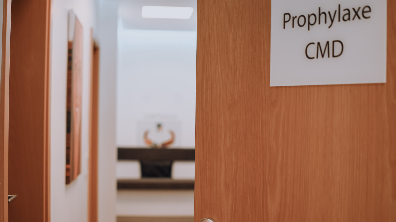 Tür zum Prophylaxe-Raum mit dem Schild „Prophylaxe CMD“