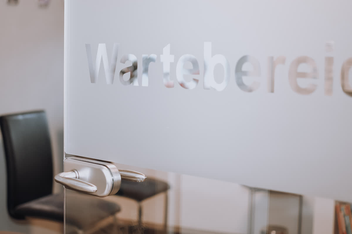 Glastür zum Wartebereich