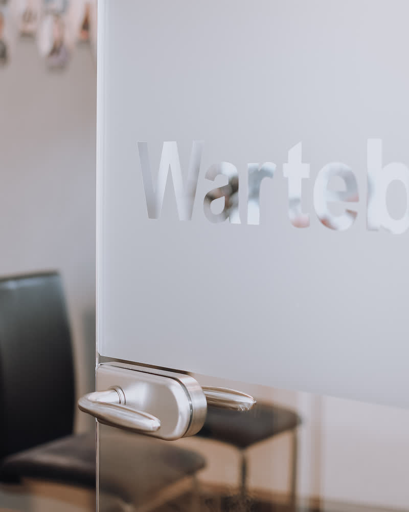 Glastür zum Wartebereich