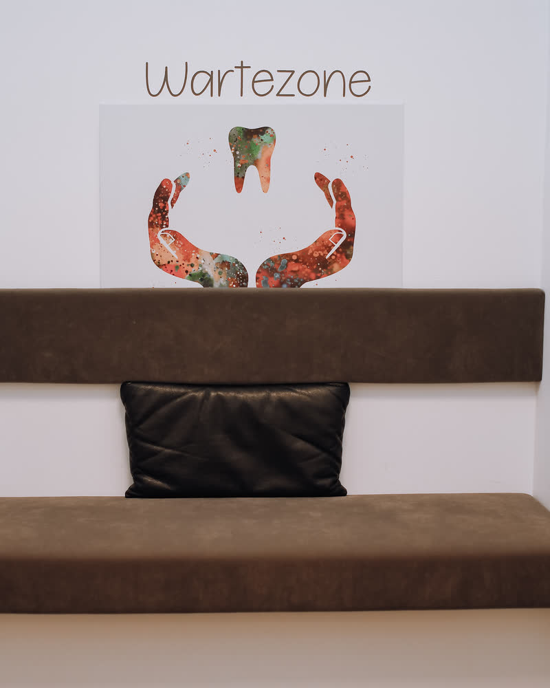 Separater Warteraum „Wartezone“ neben dem Empfang